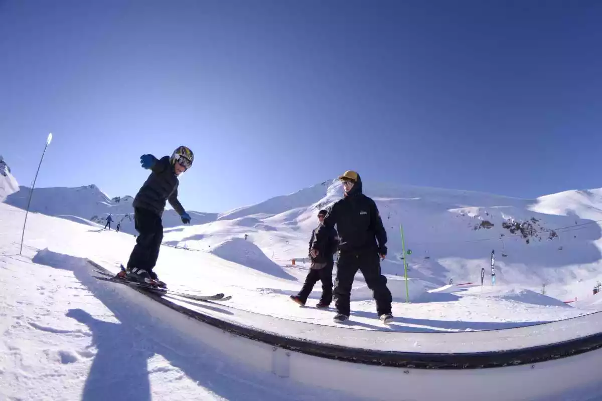 Grup d'esquiadors practicant a l'estació d'esquí Boí Taüll