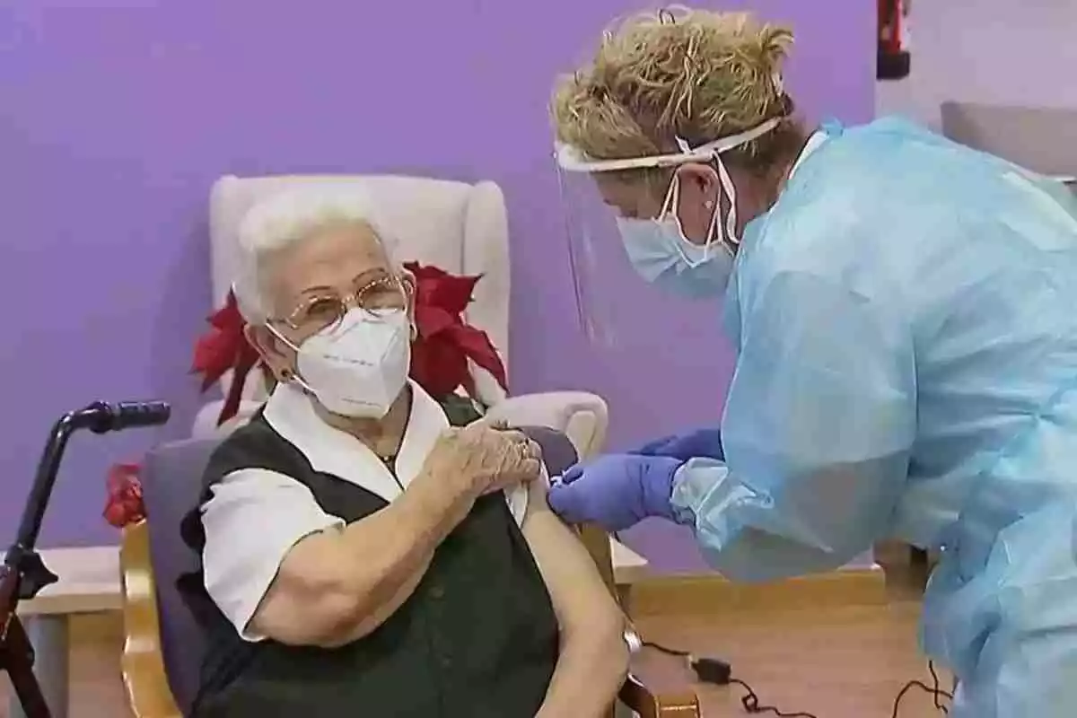 Imatge d'Araceli, de 96 anys, la primera persona a Espanya en rebre la vacuna contra la Covid-19