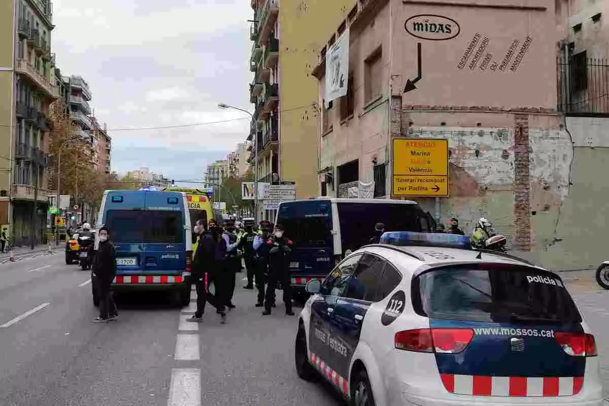 Imatge de diversos vehicles dels Mossos i un del SEM al carrer Aragó de Barcelona