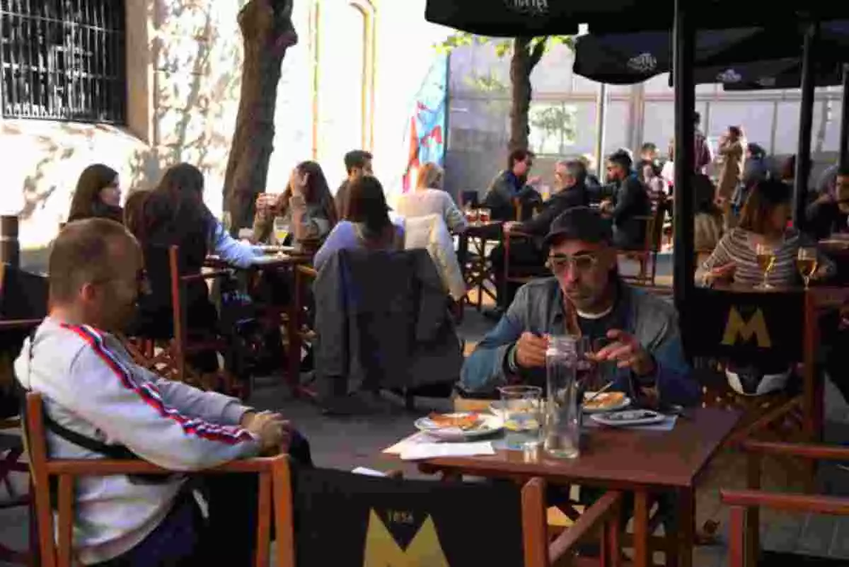 Imatge de la terrassa d'un bar de Barcelona durant el període de tancament parcial de bars i restaurants