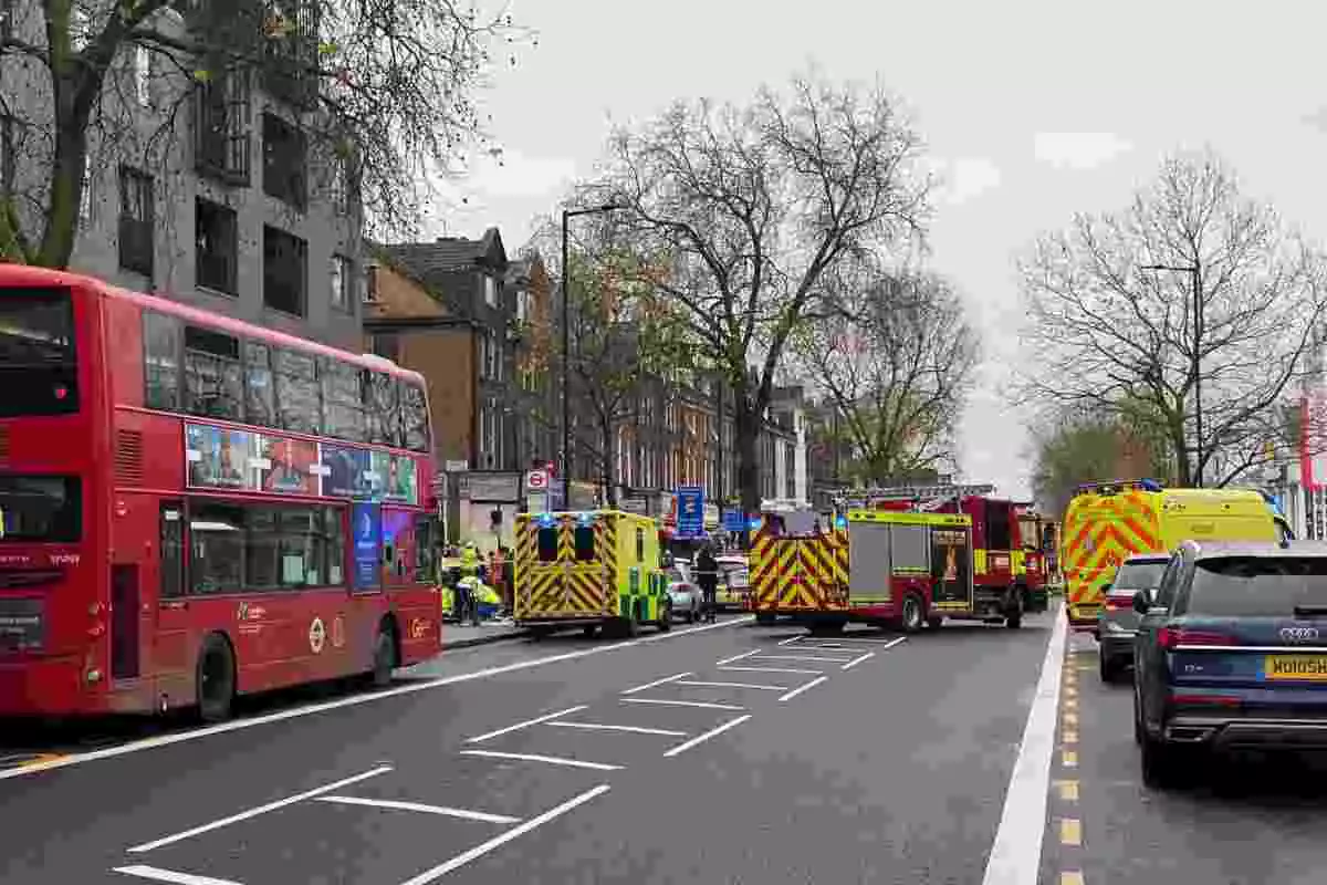 Imatge de les ambulàncies i els Bombers desplaçats a la zona de l'atropellament de vianants a Londres