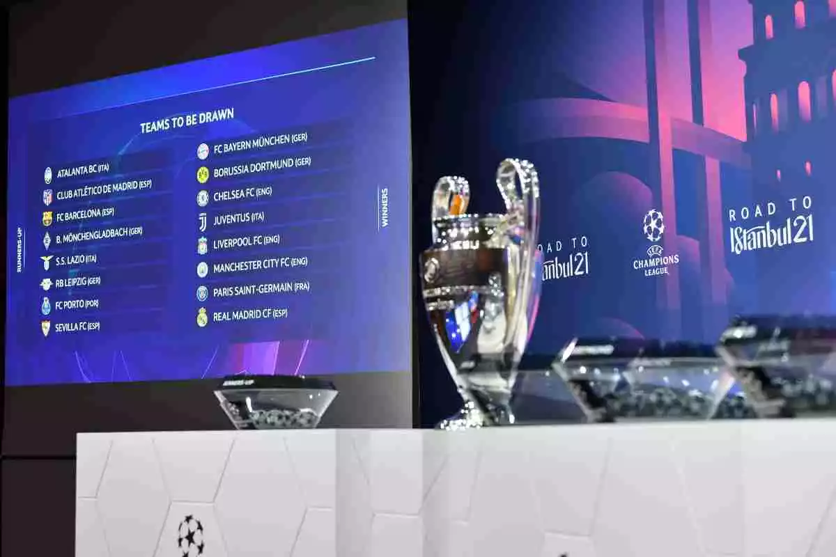 Imatge del sorteig de la Champions League, amb el trofeu en primer pla