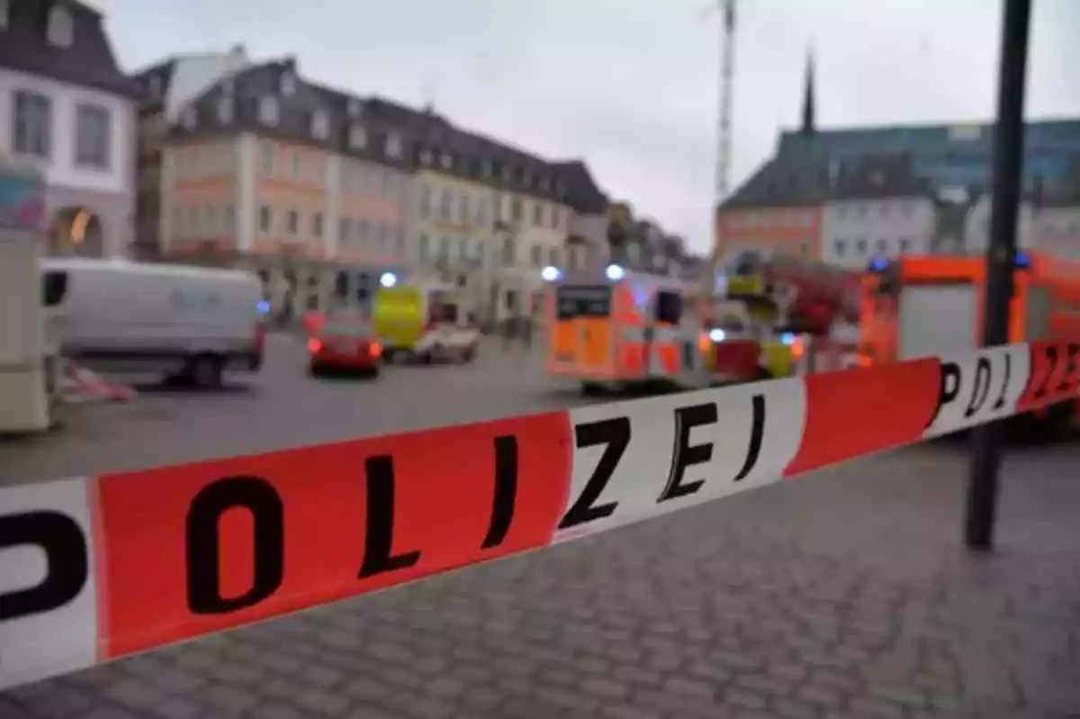 Imatges del lloc de l'atropellament a Trèveris, Alemanya, amb els serveis d'emergència i la policia