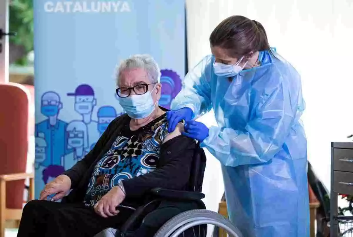 Josefa Pérez, de 89 anys, és la primera persona vacunada contra el coronavirus a Catalunya