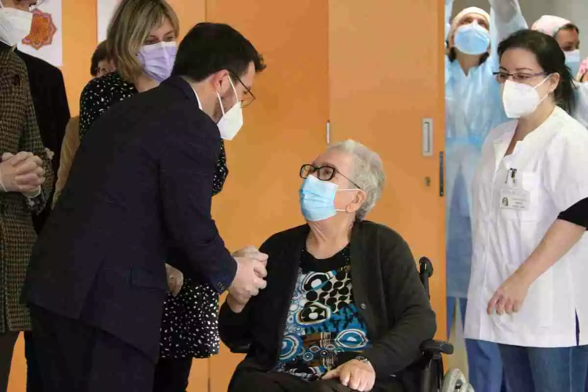 Josefa Pérez, primera persona a rebre la vacuna contra la covid-19 a Catalunya, saluda el vicepresident del Govern, Pere Aragonès