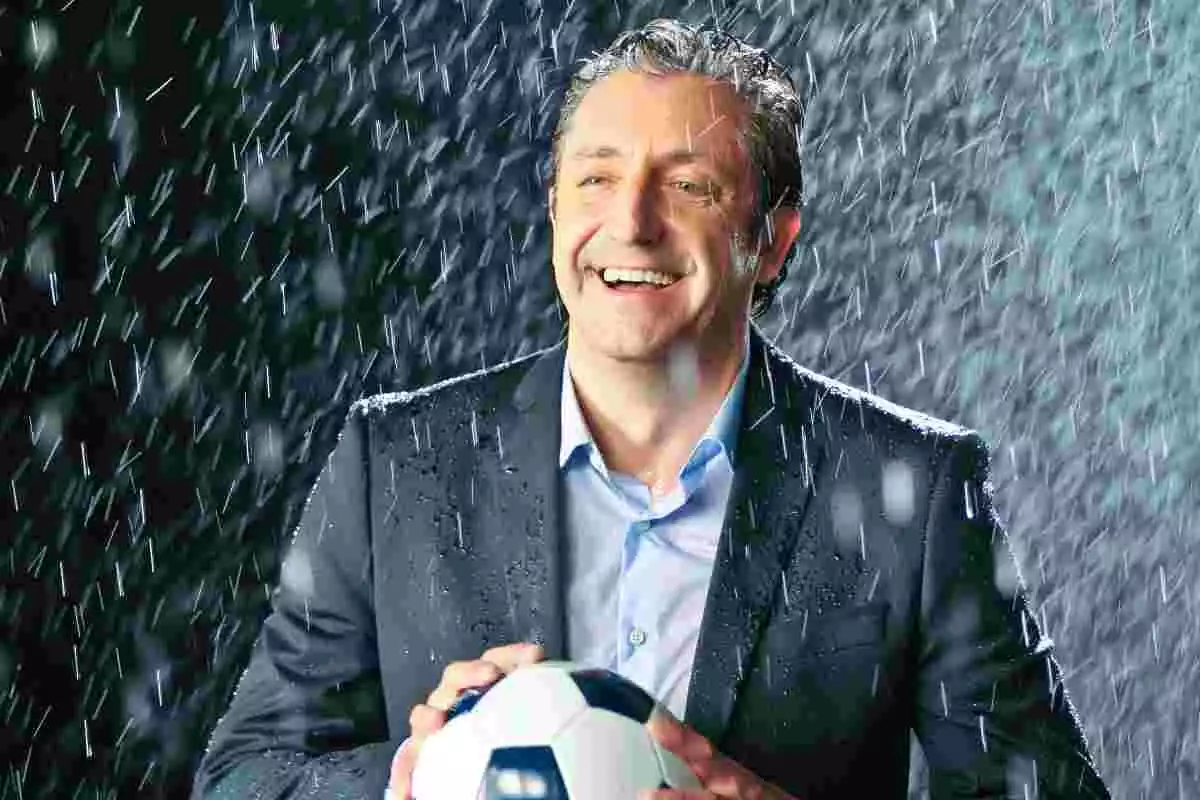 Josep Pedrerol, sota la pluja amb una pilota de futbol a les mans, en una imatge d'arxiu