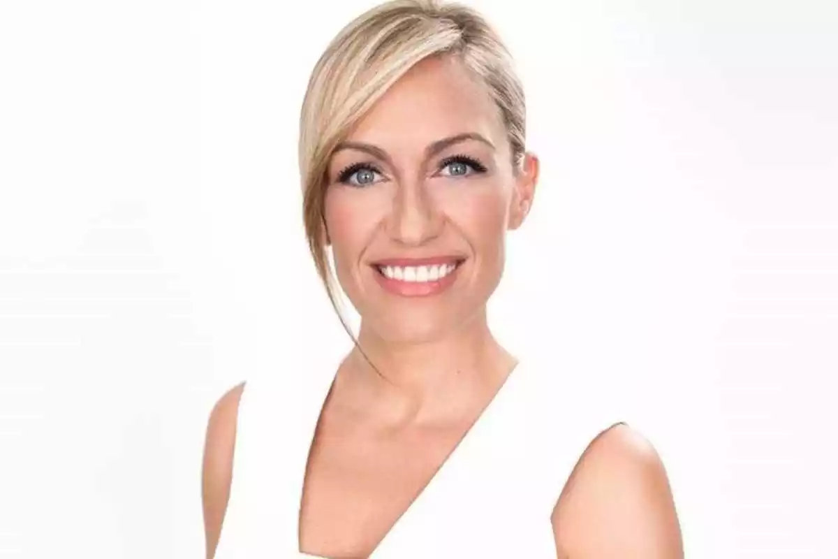 La presentadora Luján Argüelles vestida de blanc en una imatge de Telemadrid