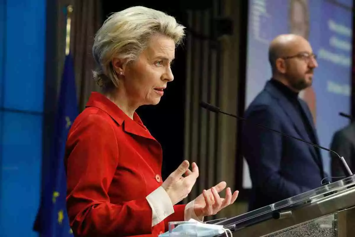 La presidenta de la Comissió Europea, Ursula von der Leyen, amb Charles Michel darrere