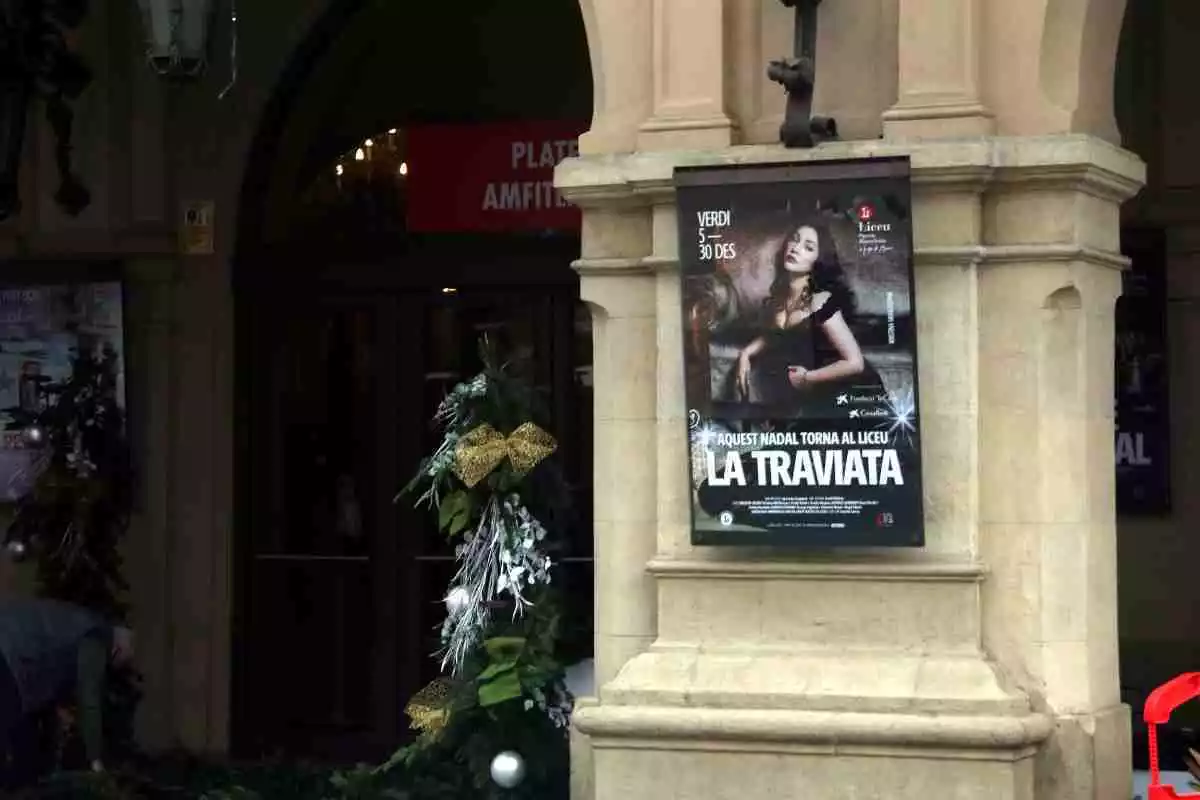 L'exterior del Liceu aquest dilluns amb els cartells de 'La Traviata'
