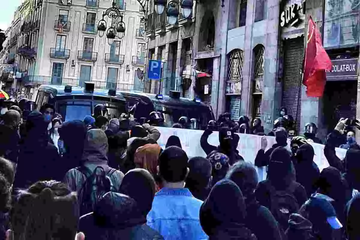 Manifestació a la plaça Sant Jaume en contra de la concentració de Vox