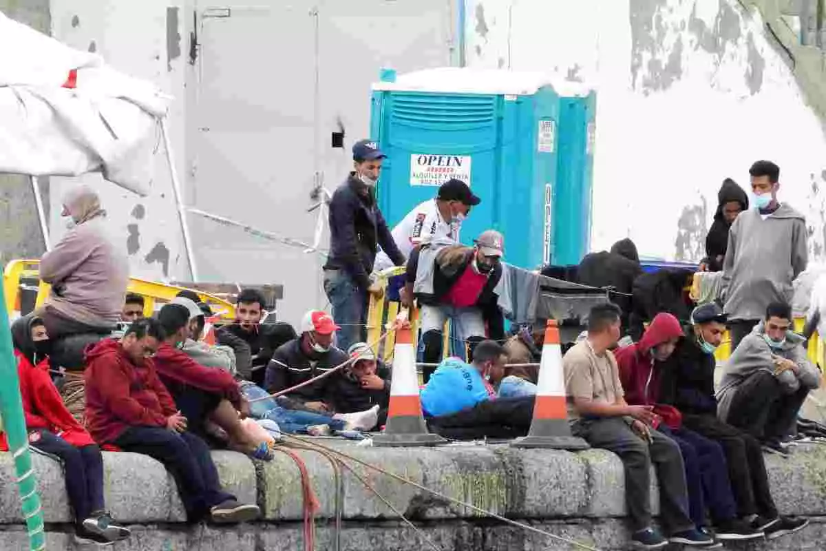 Més de dos mil immigrants i refugiats descansen al port d’Arguineguin, a l’illa de Gran Canària