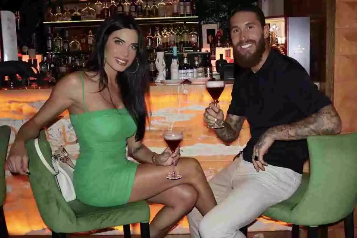 Pilar Rubio i Sergio Ramos prenent una copa en un bar