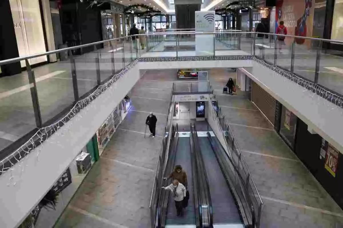 Pla general d'alguns pocs visitants al Centre Comercial La Fira de Reus, que confiaven que estaria obert en el primer tram de la desescalada