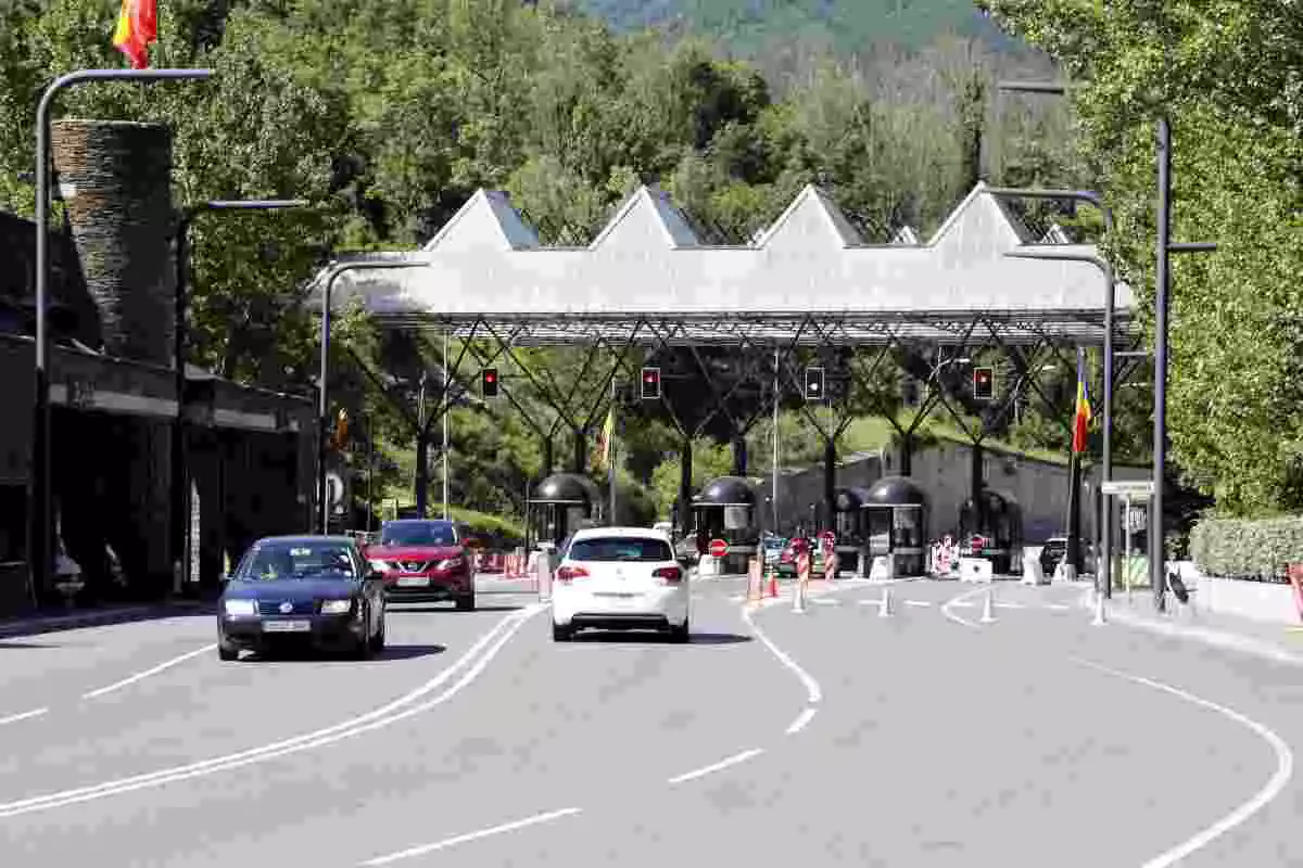 Pla general de vehicles entrant i sortint al punt fronterer entre Andorra i Catalunya