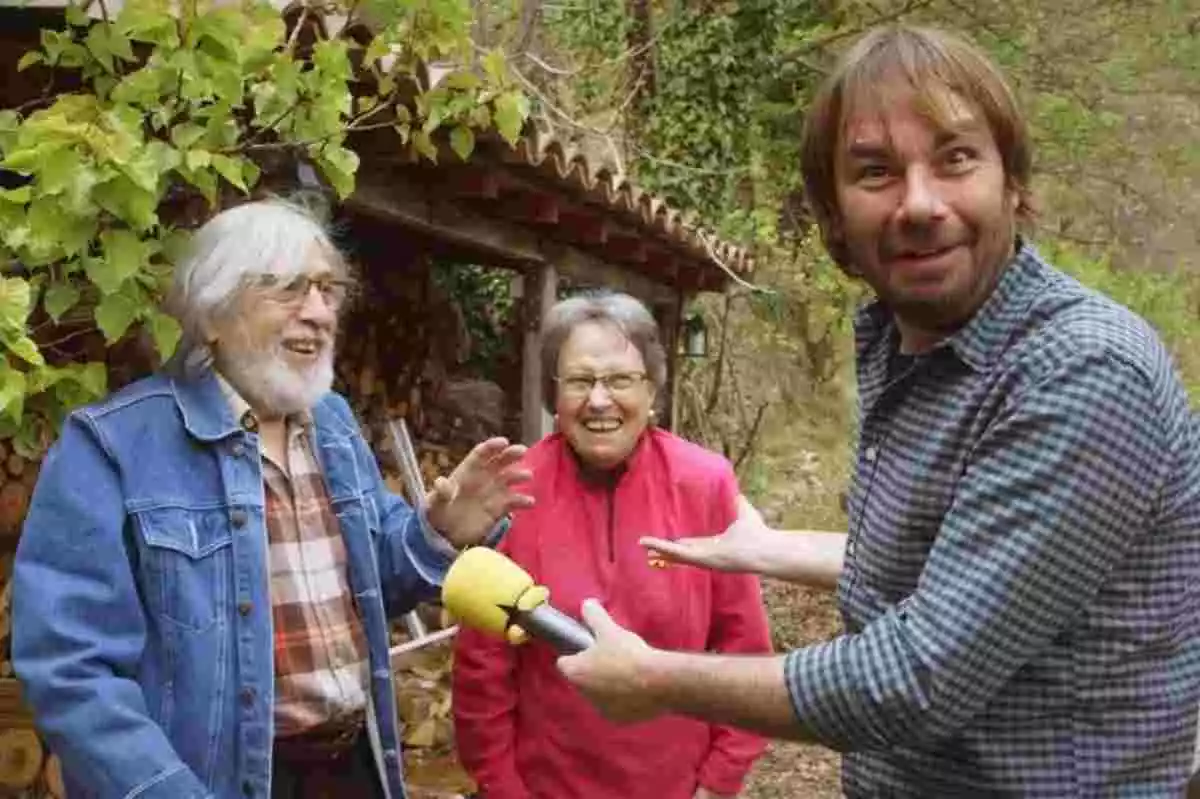 Quim Masferrer parla amb el Jordi i la Joana, veïns de Gisclareny, durant un capítol de la setena temporada del programa 'El foraster'