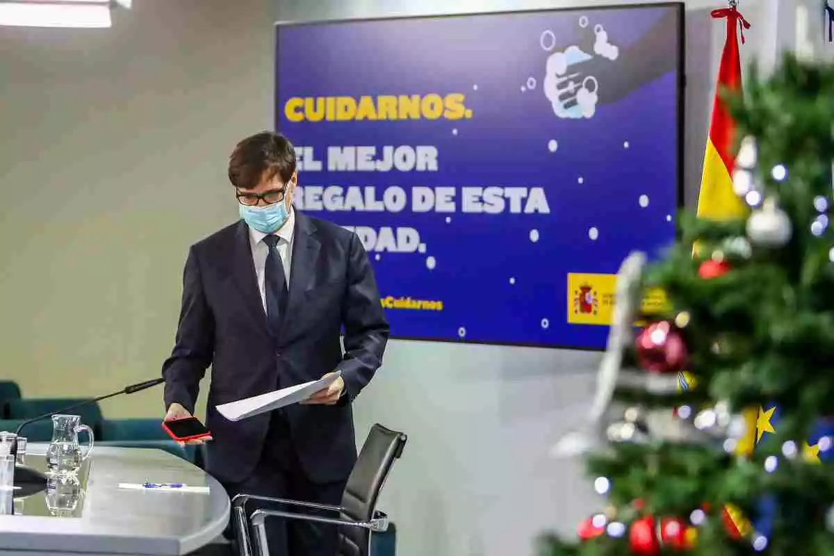 Salvador Illa, ministre de Sanitat, amb el mòbil a la mà i un arbre de Nadal just davant