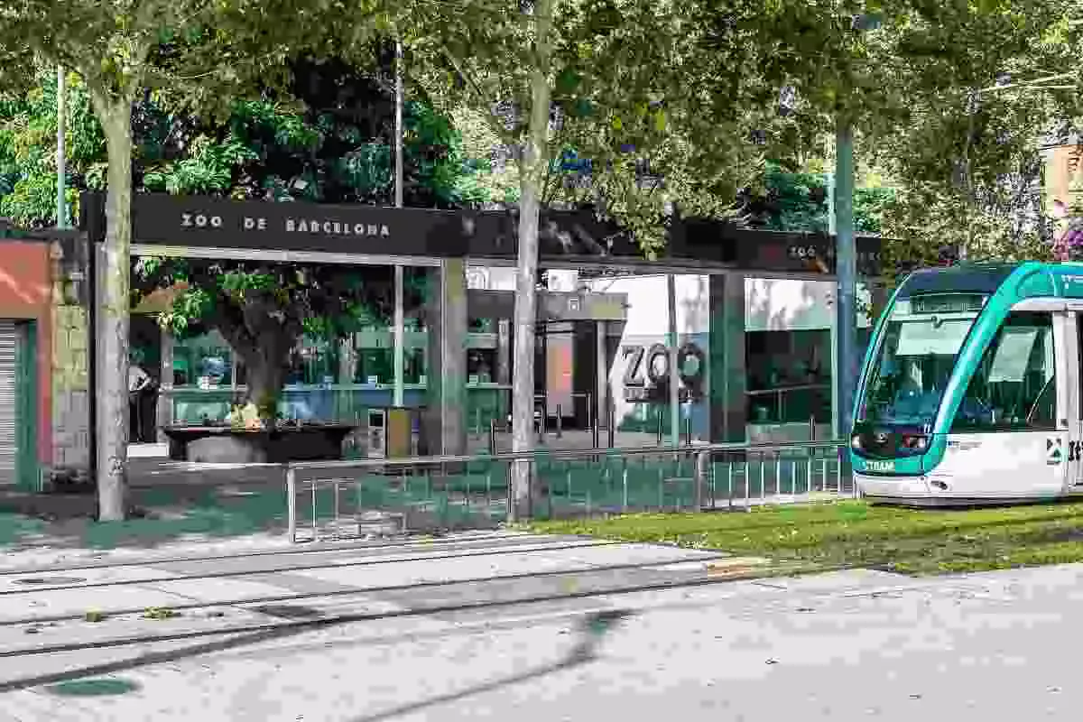 Una de les portes d'entrada al Zoo de Barcelona, amb el tramvia a la dreta de la imatge