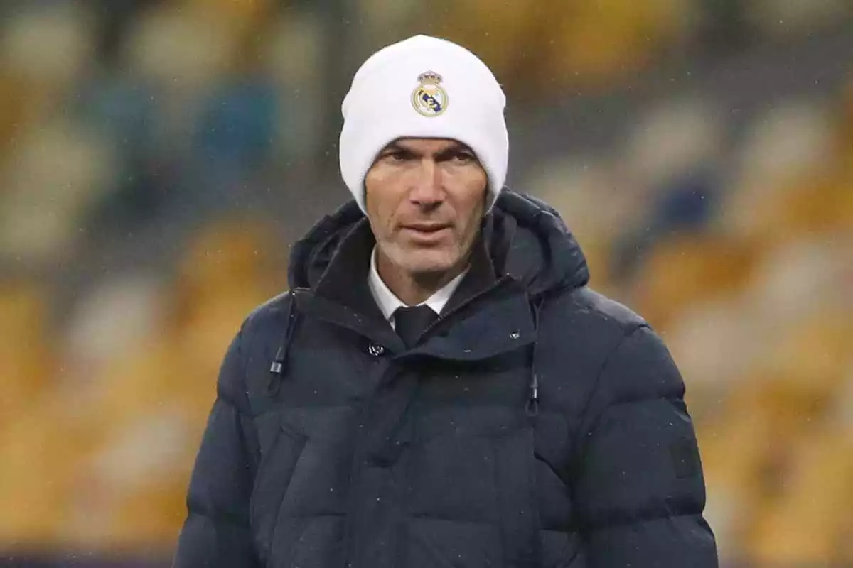 Zinedine Zidane, amb gorra blanca amb l'escut del Reial Madrid, durant el partit contra el Shaktar Donetsk