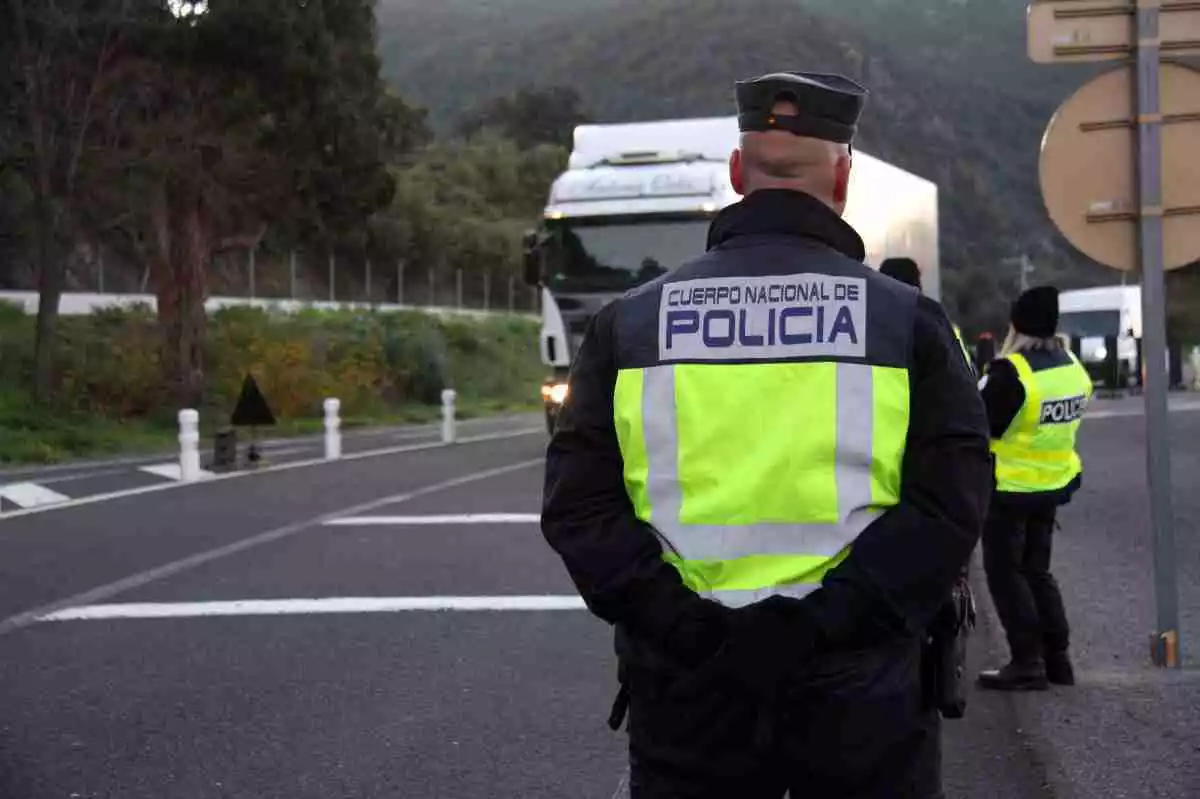 Agents de la policia espanyola i francesa a El Pertús, controlant els vehicles i amb la frontera cap a França i a l'inrevés oberta