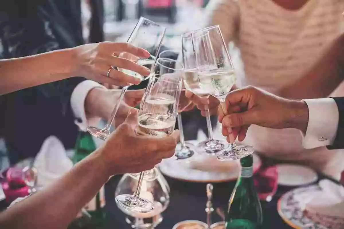 Diverses persones fent un brindis en una celebració