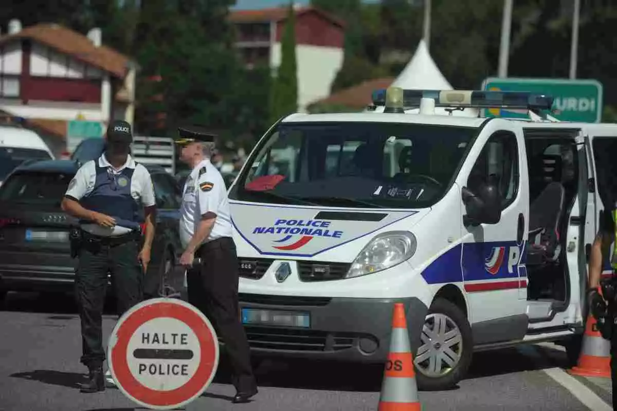 Dos agents de la policia francesa en un control policial