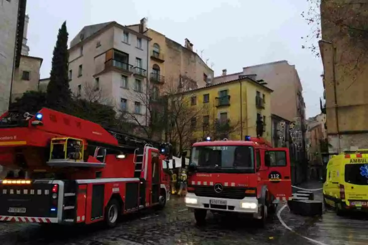 Dos vehicles dels Bombers de la Generalitat i una ambulància del SEM per un incendi a Girona