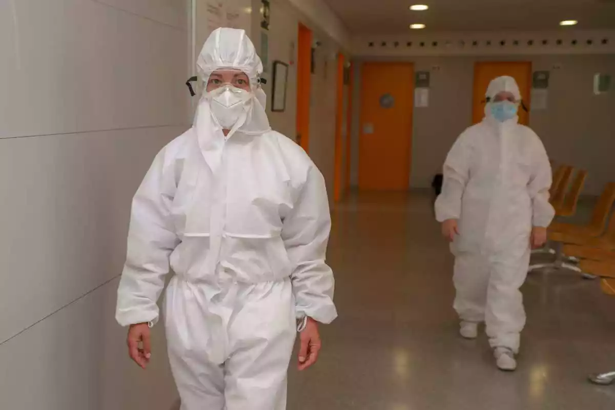 Dues infermeres de l'Hospital Joan XXIII uniformades amb l'equip de protecció per atendre casos de coronavirus