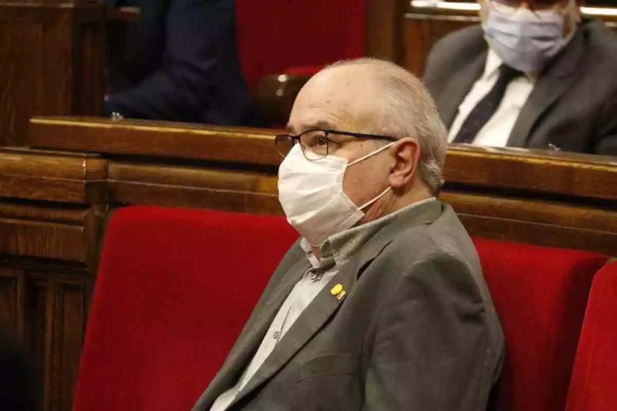 El conseller d'Educació, Josep Bargalló, amb mascareta al Parlament de Catalunya