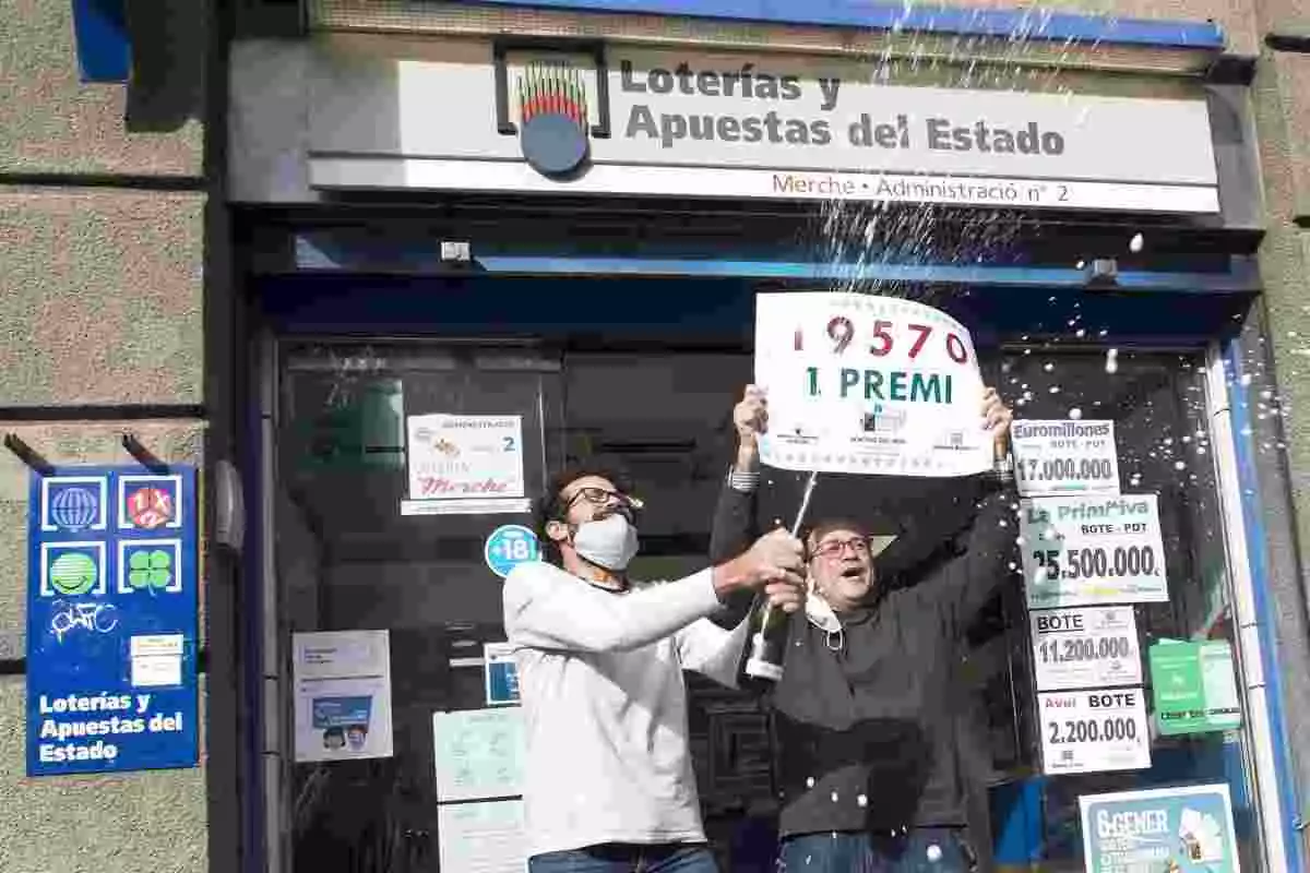 Els dos germans de l'administració de Girona que ha repartit milions celebrant amb cava