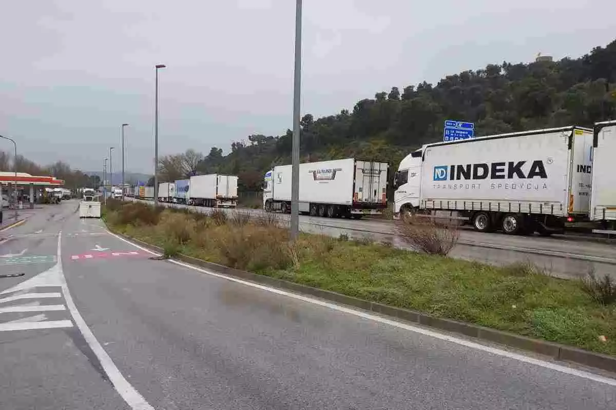 Imatge d'alguns dels camions aturats a la Jonquera davant la impossibilitat de circular pel temporal