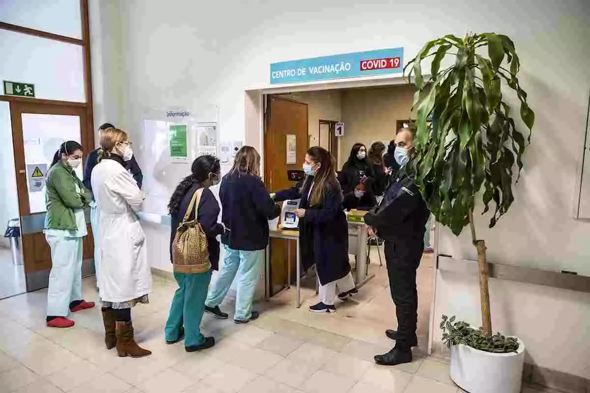 Imatge de diverses persones i personal sanitaris en un centre de vacunació de Portugal