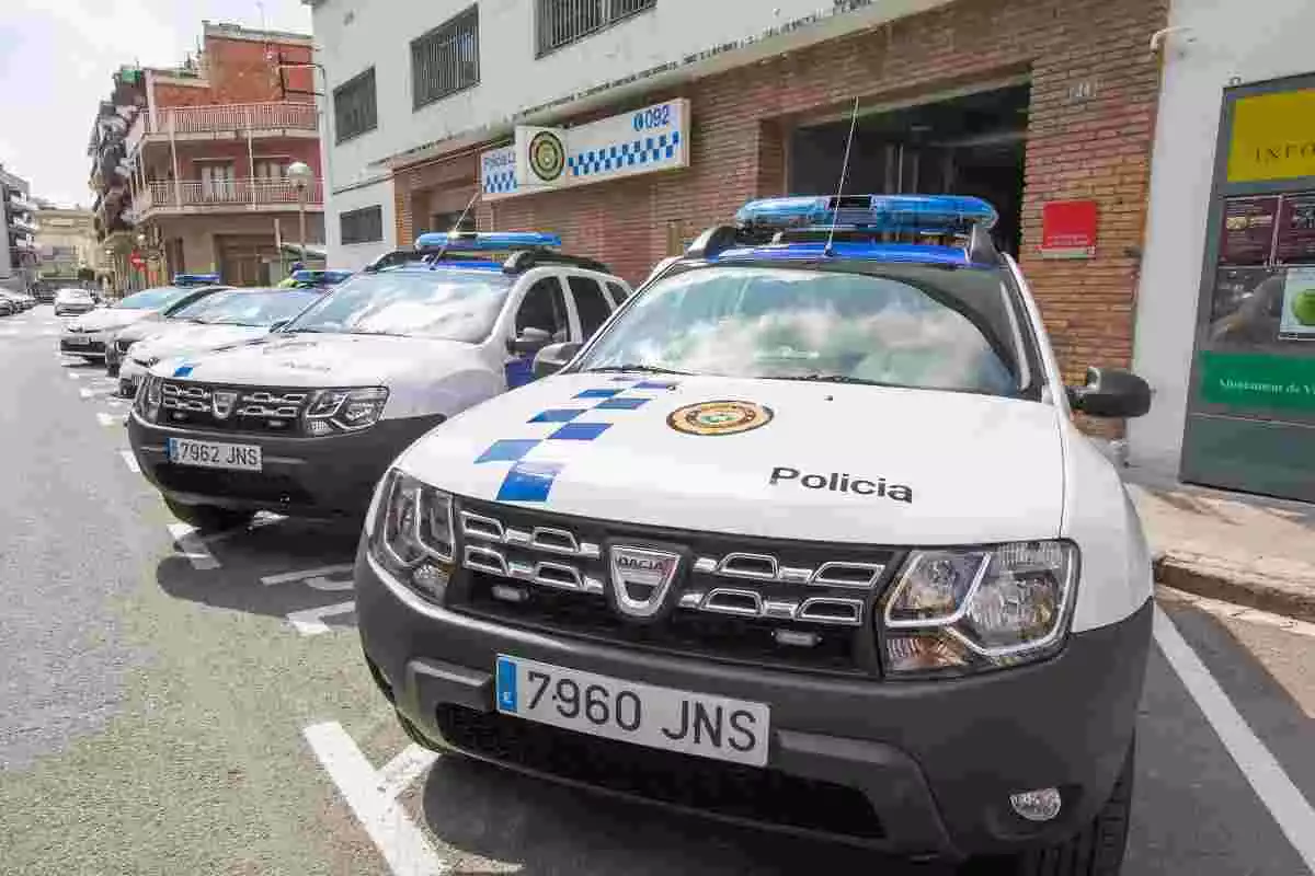 Imatge de diversos vehicles de la Policia Local de Viladecans davant la comissaria