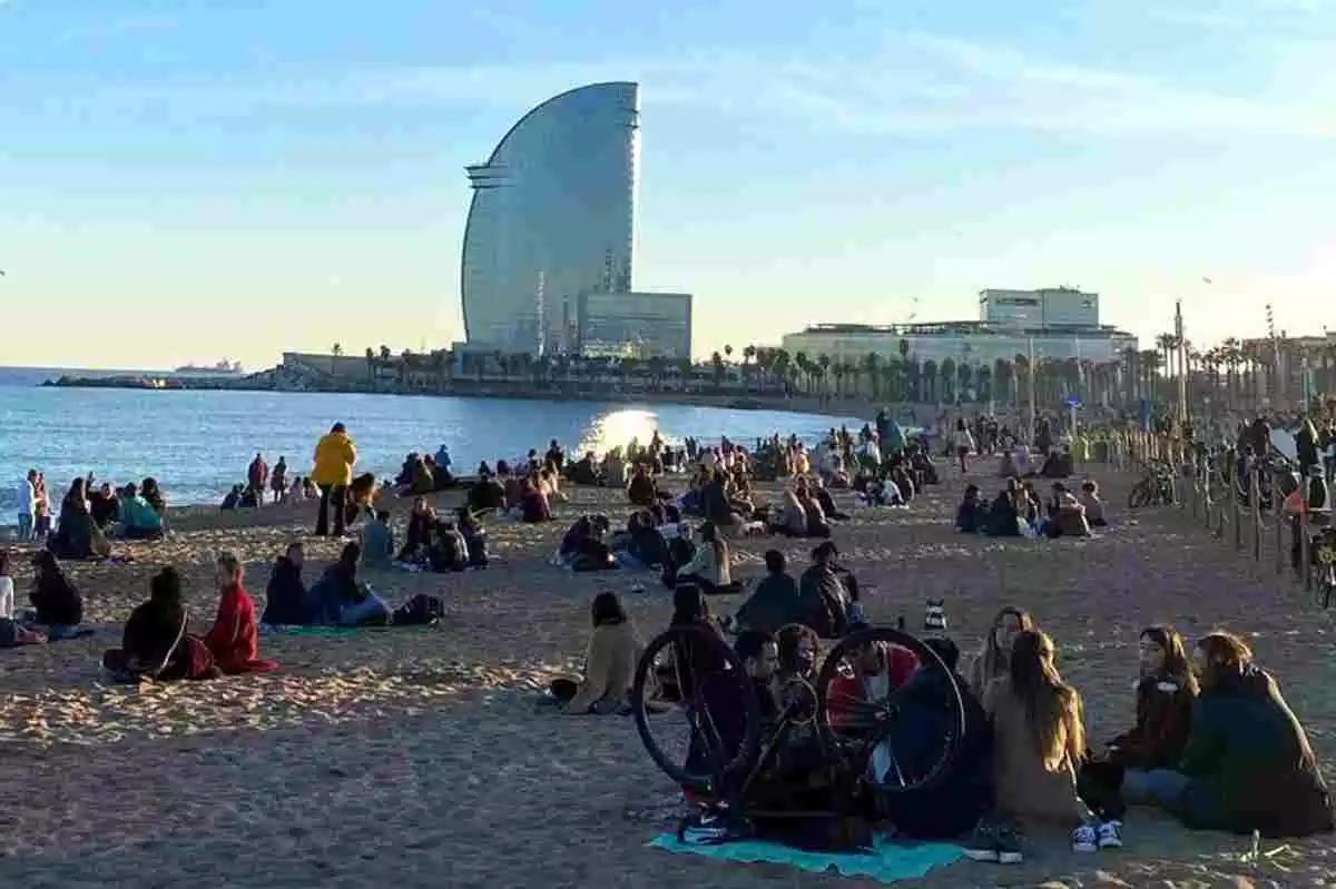 Imatge de la platja de la Barceloneta, el passat 17 de gener, amb diversos grups de persones sense respectar les mesures anti-Covid