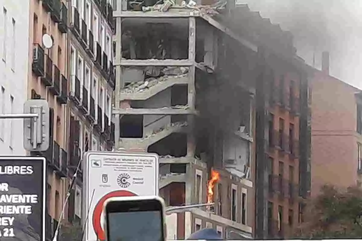 Imatge de l'edifici que ha explotat aquest dimecres a la tarda al centre de Madrid