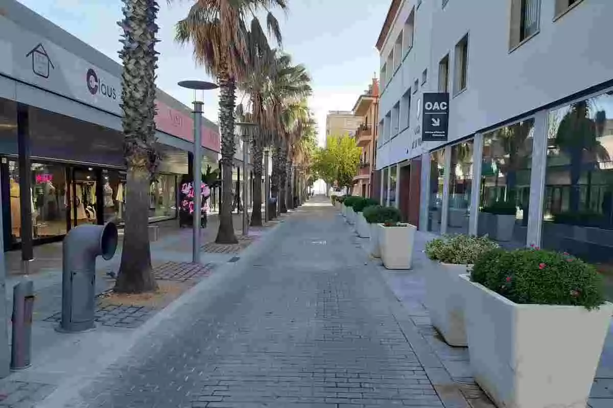 Imatge del carrer de l'Ajuntament de Platja d'Aro, amb tots els establiments tancats