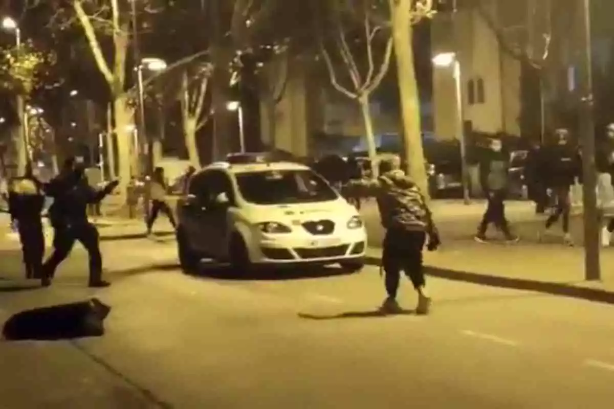 Imatge dels disturbis a Pallejà, on un grup de joves han insultat i llençat objectes contra agents dels Mossos d'Esquadra