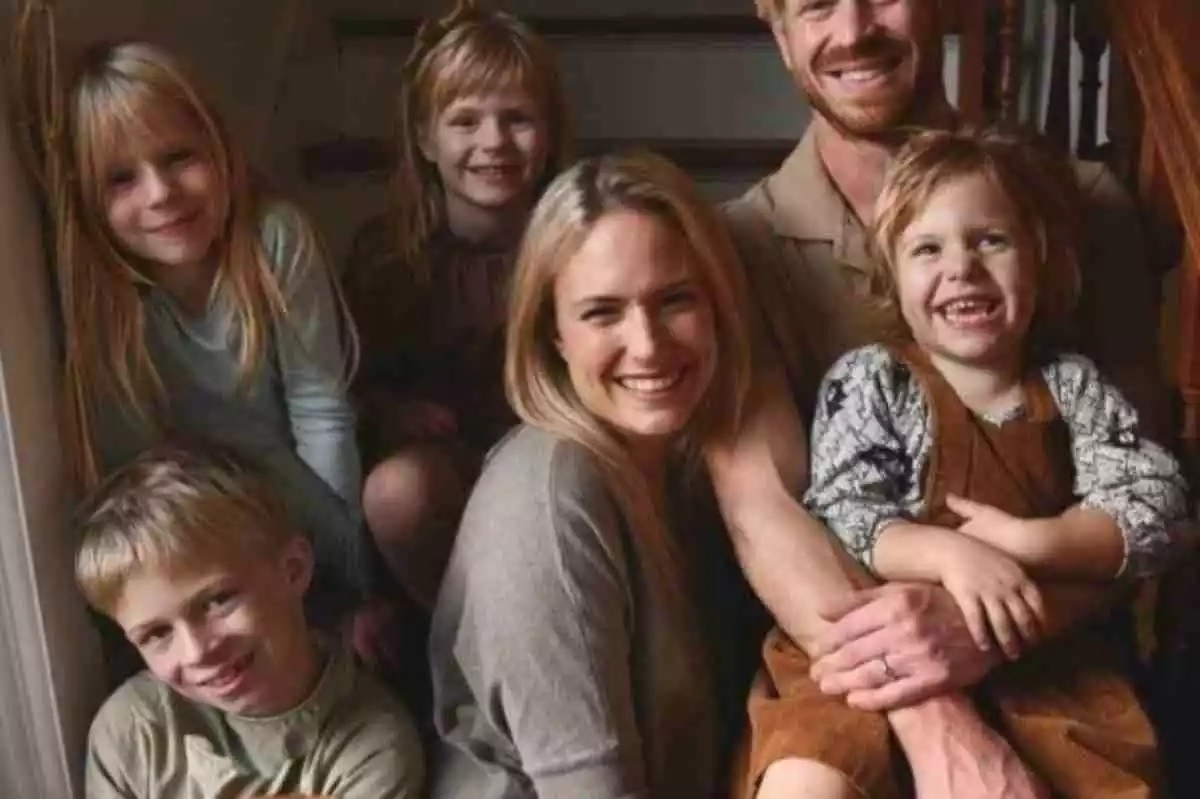 Imatge d'Emily Mitchell amb el seu marit, Joe, i els seus quatre fills