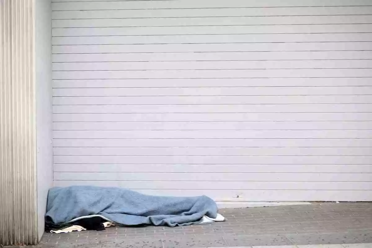 Imatge d'un sensesostre dormint al carrer