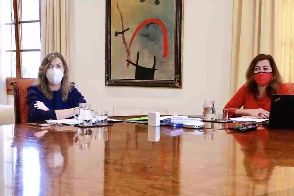 La consellera de Salut i Consum de les illes Balears, Patricia Gómez, i la presidenta del govern, Francina Armengol en una foto