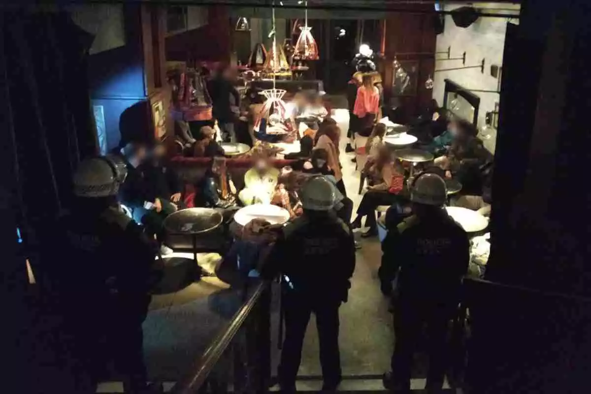La Guàrdia Urbana de Barcelona desmantellat una festa al restaurant 'Cachitos'