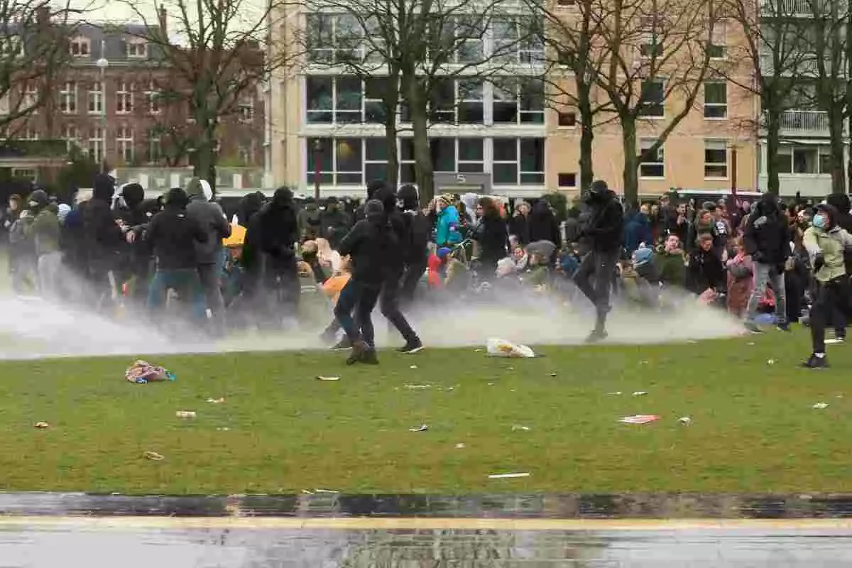 La policia utilitza un canó d’aigua durant una protesta contra les restriccions anti-Covid a Amsterdam