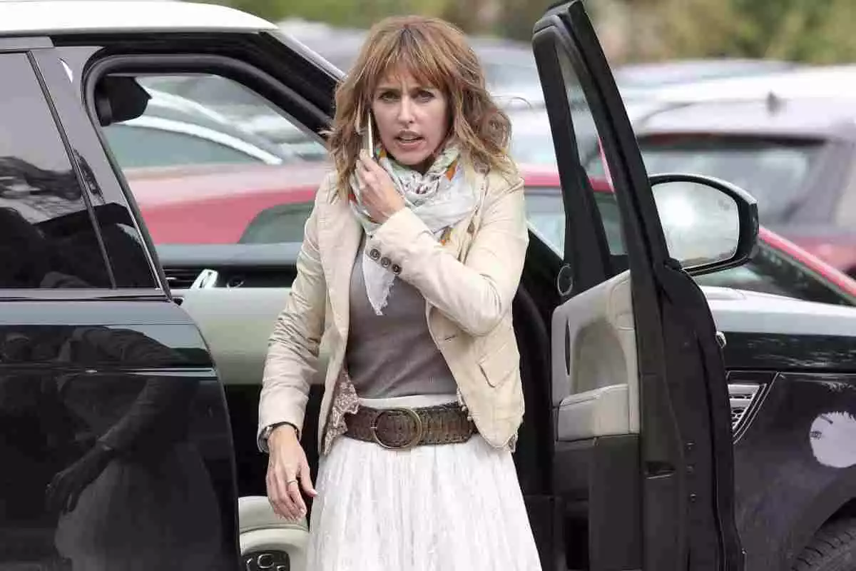 La presentadora Emma García sortint del seu cotxe mentre parla pel mòbil amb cara de preocupació