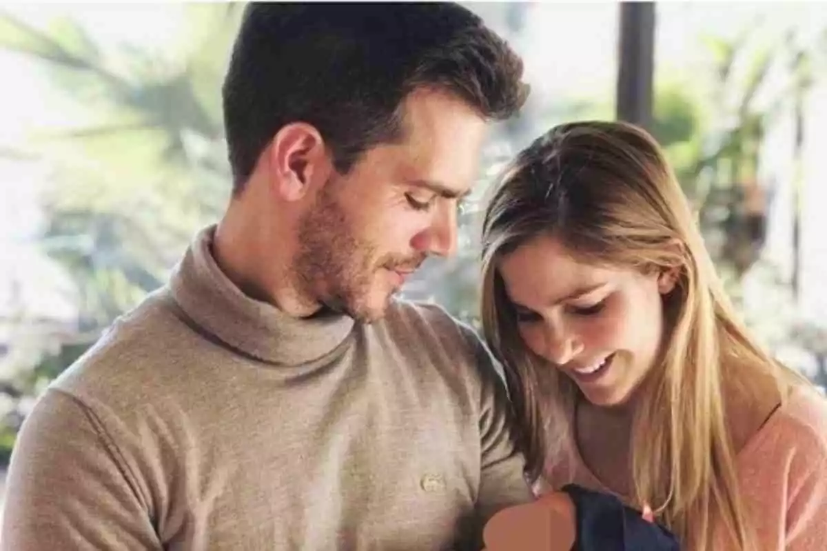 L'actor i l'actriu catalans Marc Clotet i Natalia Sánchez amb el seu fill, en una fotografia compartida als seus Instagrams