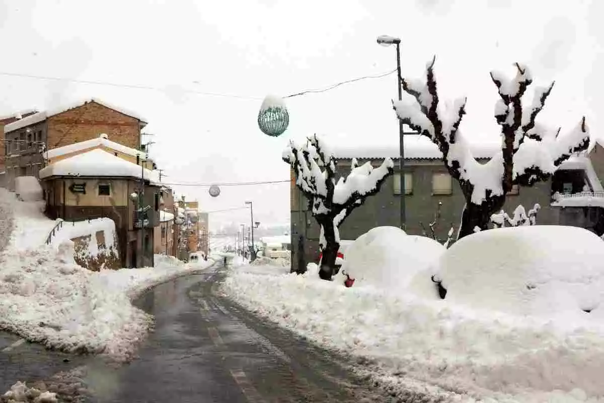 Pla general de cotxes colgats per la neu en un dels carrers d'Horta de Sant Joan
