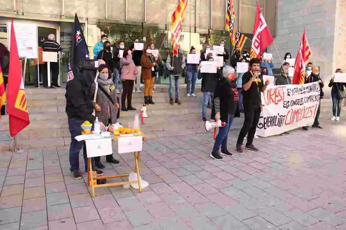 Pla general de la concentració de treballadors d'Eurest davant de la Delegació de la Generalitat a Girona l'11 de novembre de 2020