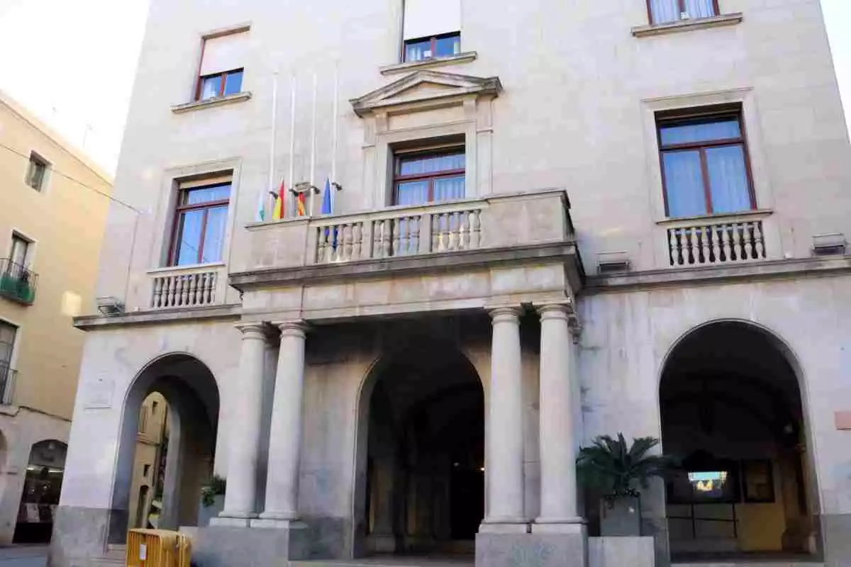 Pla general de la façana de l'Ajuntament de Figueres sense la pancarta que exigia la llibertat dels «presos polítics»