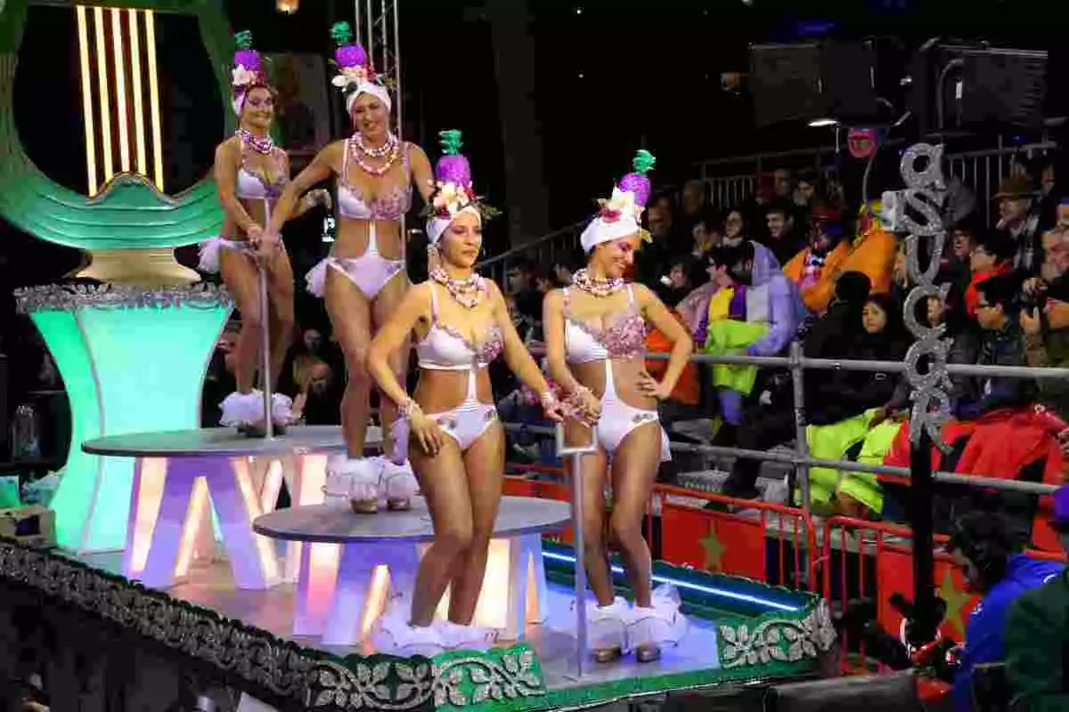 Pla general d'un grup de noies dalt una carrossa de la rua de l'Extermini del Carnaval de Sitges