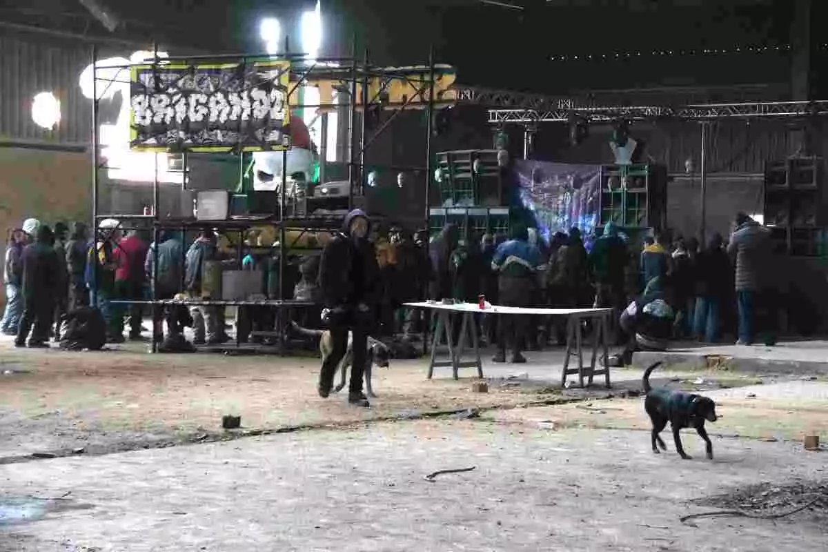 Pla obert de la festa il·legal celebrada a la nau abandonada de Llinars