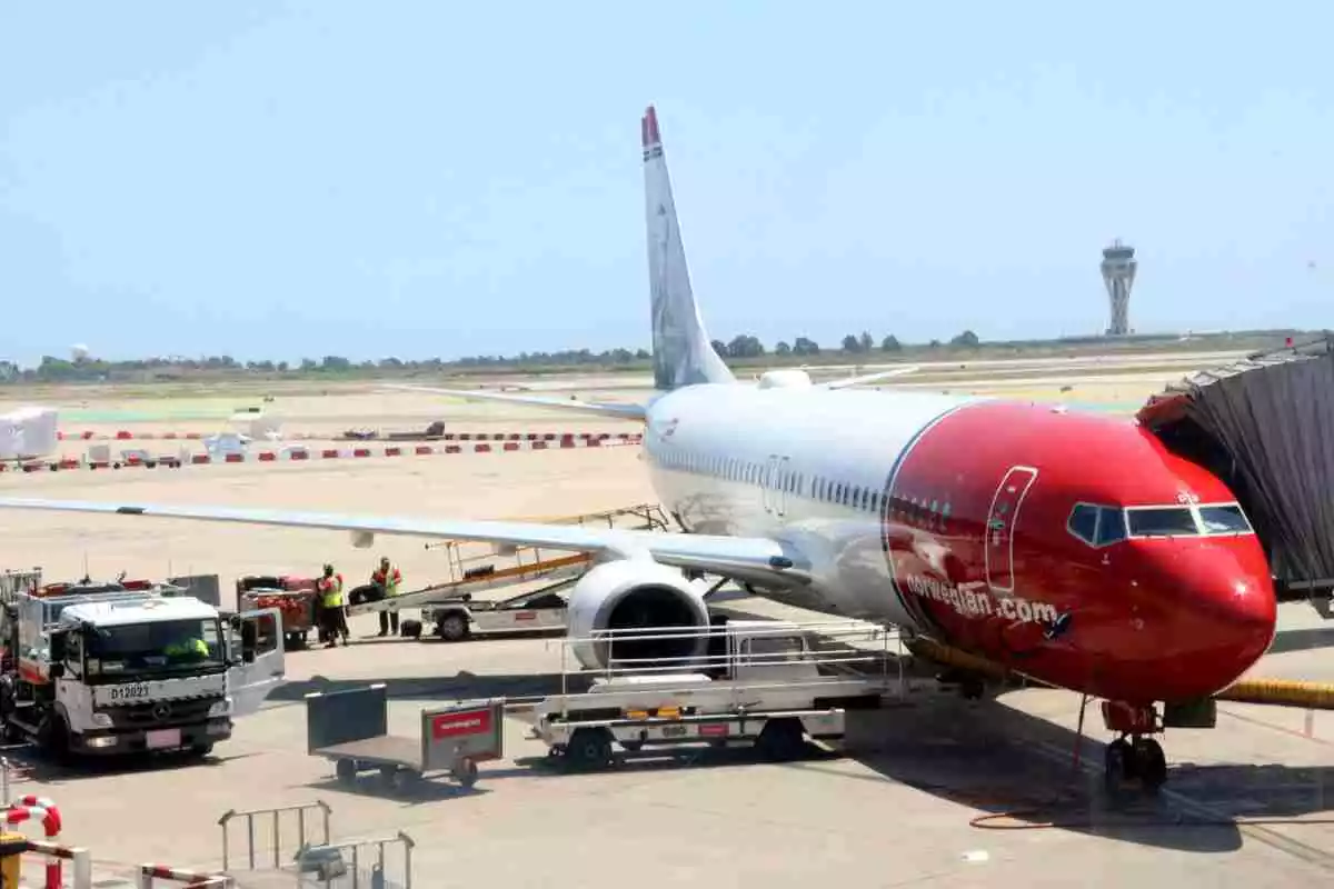 Pla obert d'un avió Norwegian esperant a la pista de l'aerport del Prat