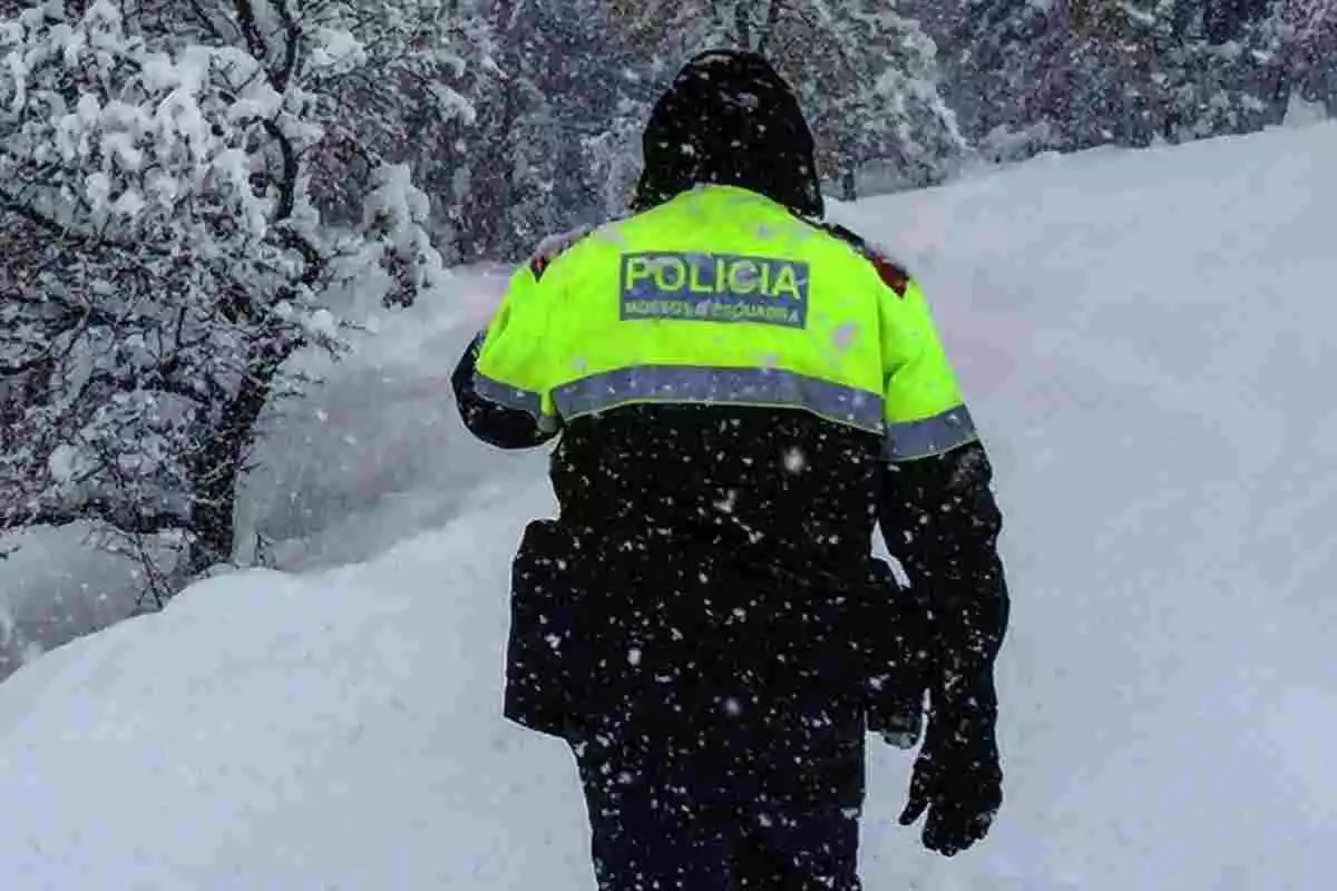 Un agent dels Mossos d'Esquadra caminant per la neu